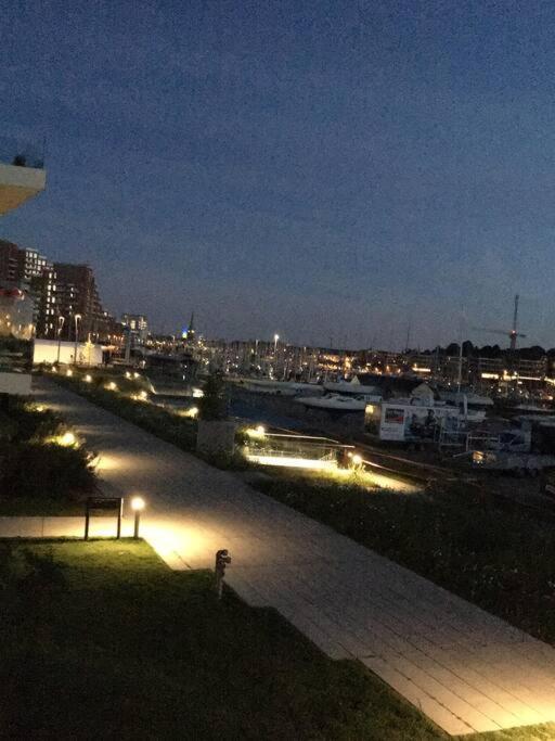 Bo Med Stil Og Udsigt Til Aarhus Lystbadehavn Apartment Bagian luar foto